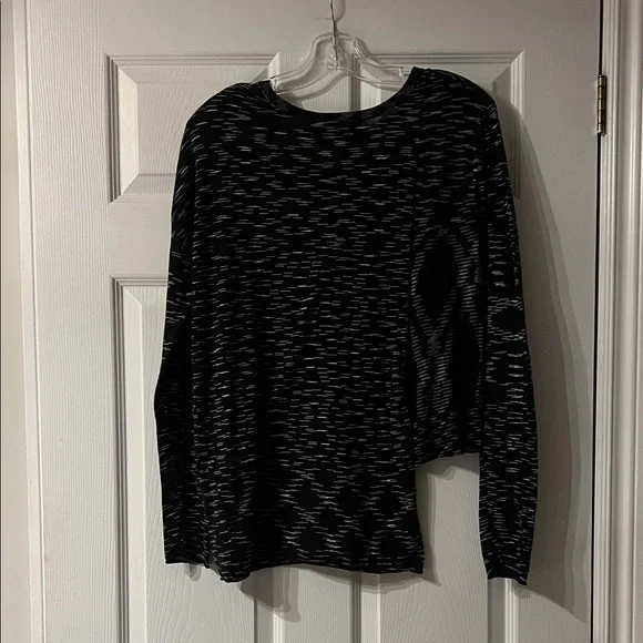 4/$20 BCBGMaxAzria Black and White Top - Picture 2 of 2